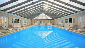 Indoor pool, sun loungers