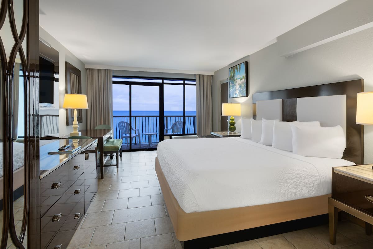 Premium-Zimmer, 1 King-Bett, Kochnische, Meerseite | Zimmersafe, Verdunkelungsvorhänge, Bügeleisen/Bügelbrett, Bettwäsche