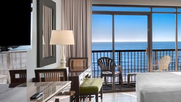 Habitación estándar, cocineta, frente al océano | Caja de seguridad en la habitación y cortinas blackout