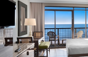 Oceanfront Efficiency | In-room safe, blackout drapes, iron/ironing board, free WiFi at hotel BLUE