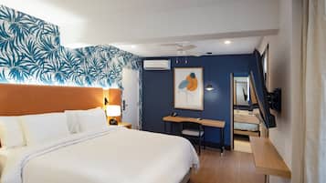 Quarto standard, 1 cama King, vista para a piscina | Cofres nos quartos, escrivaninha, cortinas blackout