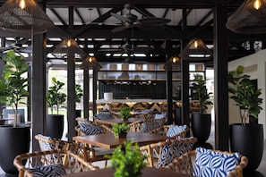 Breakfast, lunch and dinner served - voco Surfside Aruba by IHG (Oranjestad)