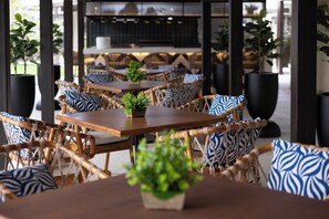 Bar (on property) - voco Surfside Aruba by IHG (Oranjestad)