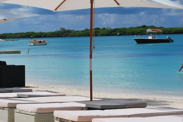 Nær stranden, hvit sand, fridykking og 2 strandbarer