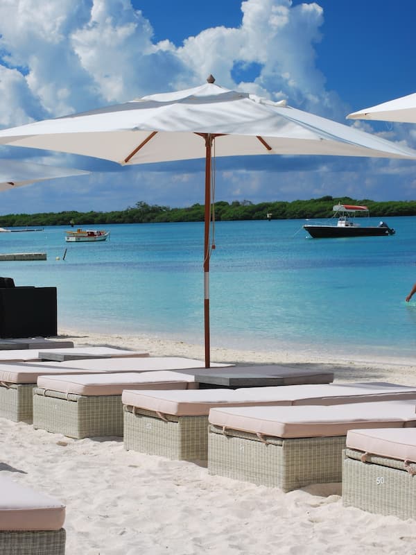 Beach nearby, white sand, scuba diving, 2 beach bars