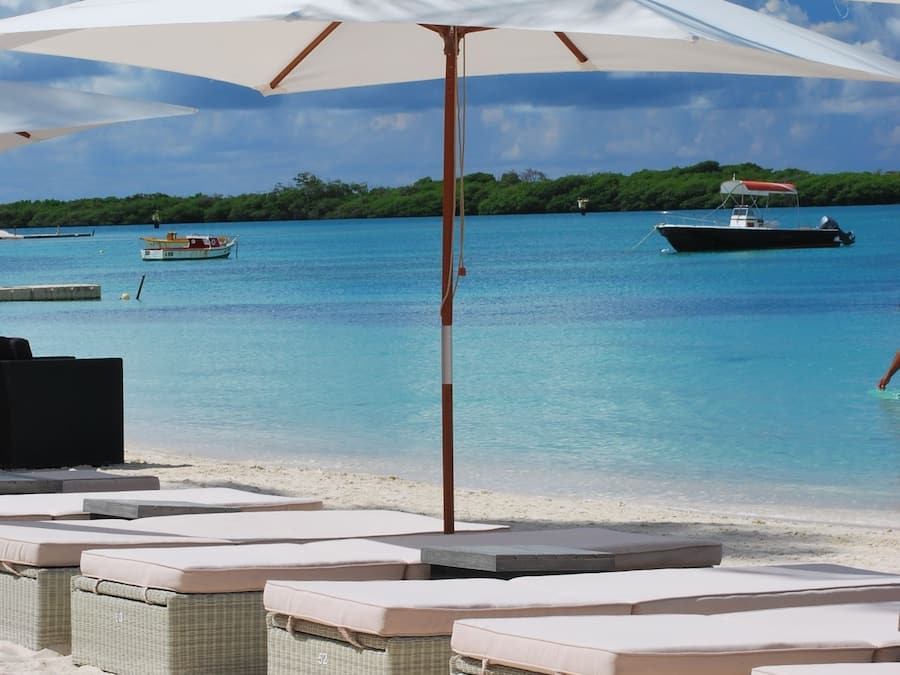 Una spiaggia nelle vicinanze, sabbia bianca, immersioni subacquee