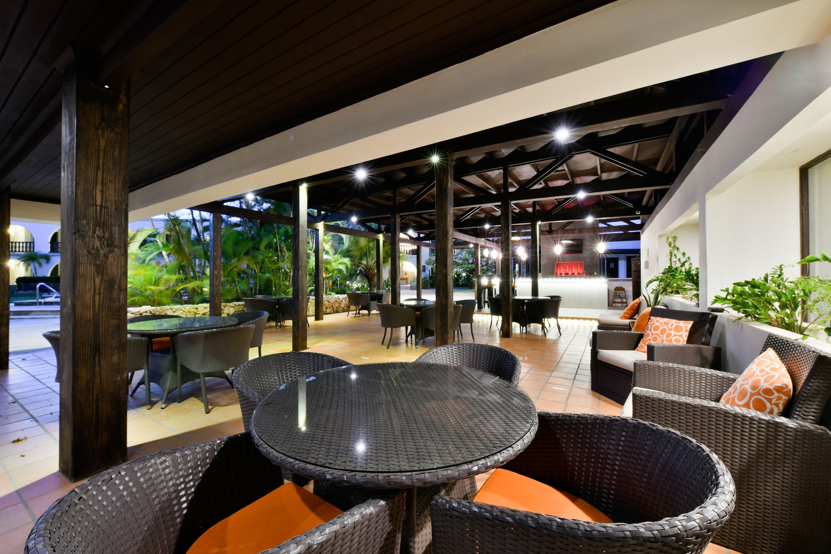 供应早餐、午餐和晚餐，国际美食