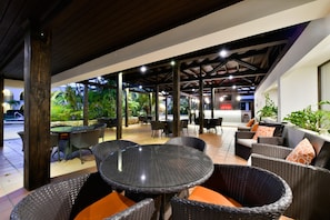 Breakfast, lunch, dinner served; international cuisine