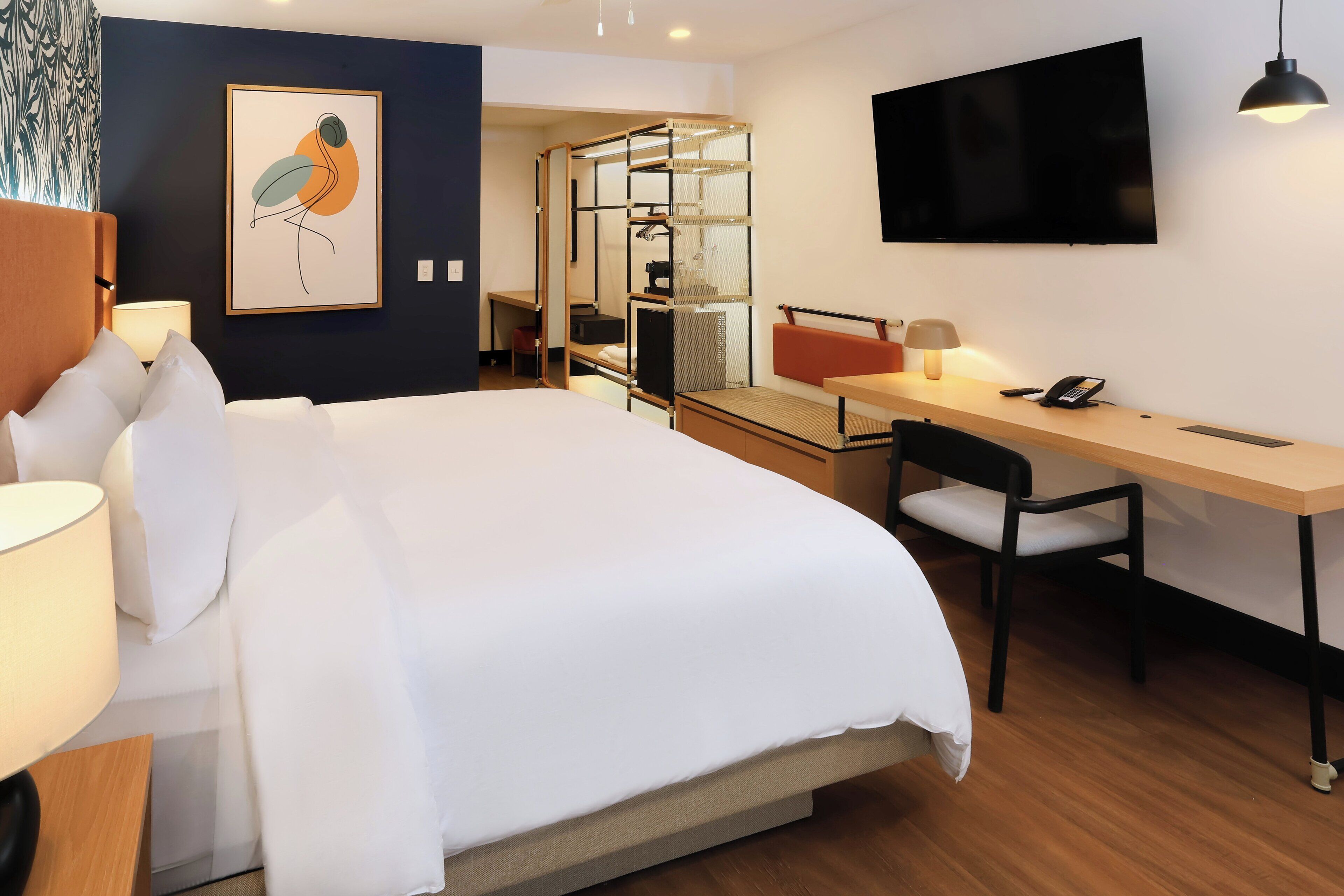 尊榮客房, 1 張特大雙人床, 泳池景觀 | 客房內保險箱、書桌、遮光布/窗簾、熨斗/熨衣板