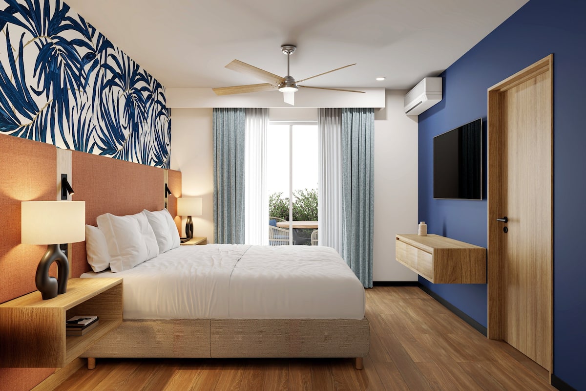 Caja de seguridad en la habitación, escritorio y cortinas blackout