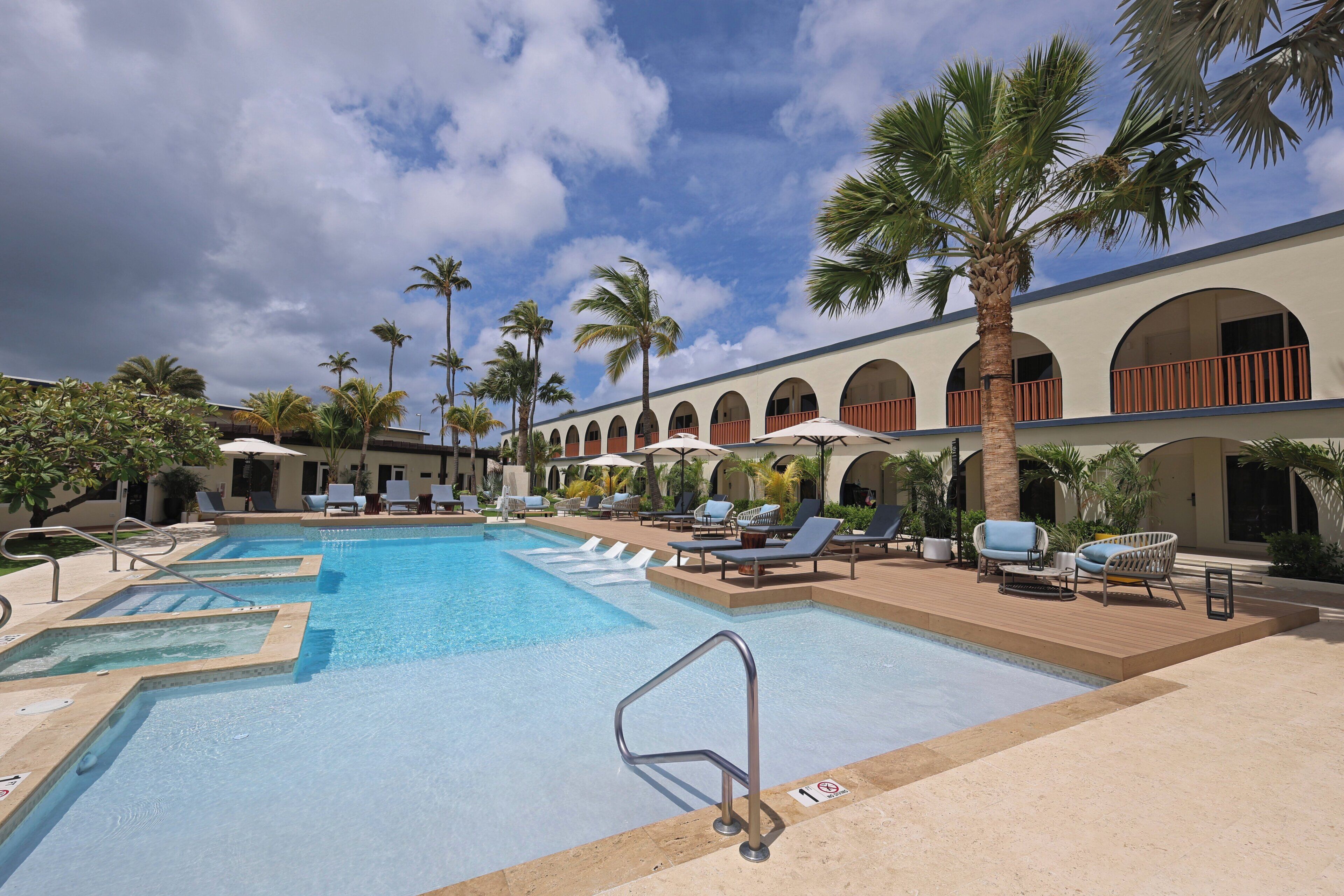 Piscina externa, funciona das 8h às 20h, guarda-sóis, espreguiçadeiras