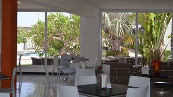 Dagelijks uitgebreid ontbijt (USD 15 per persoon)