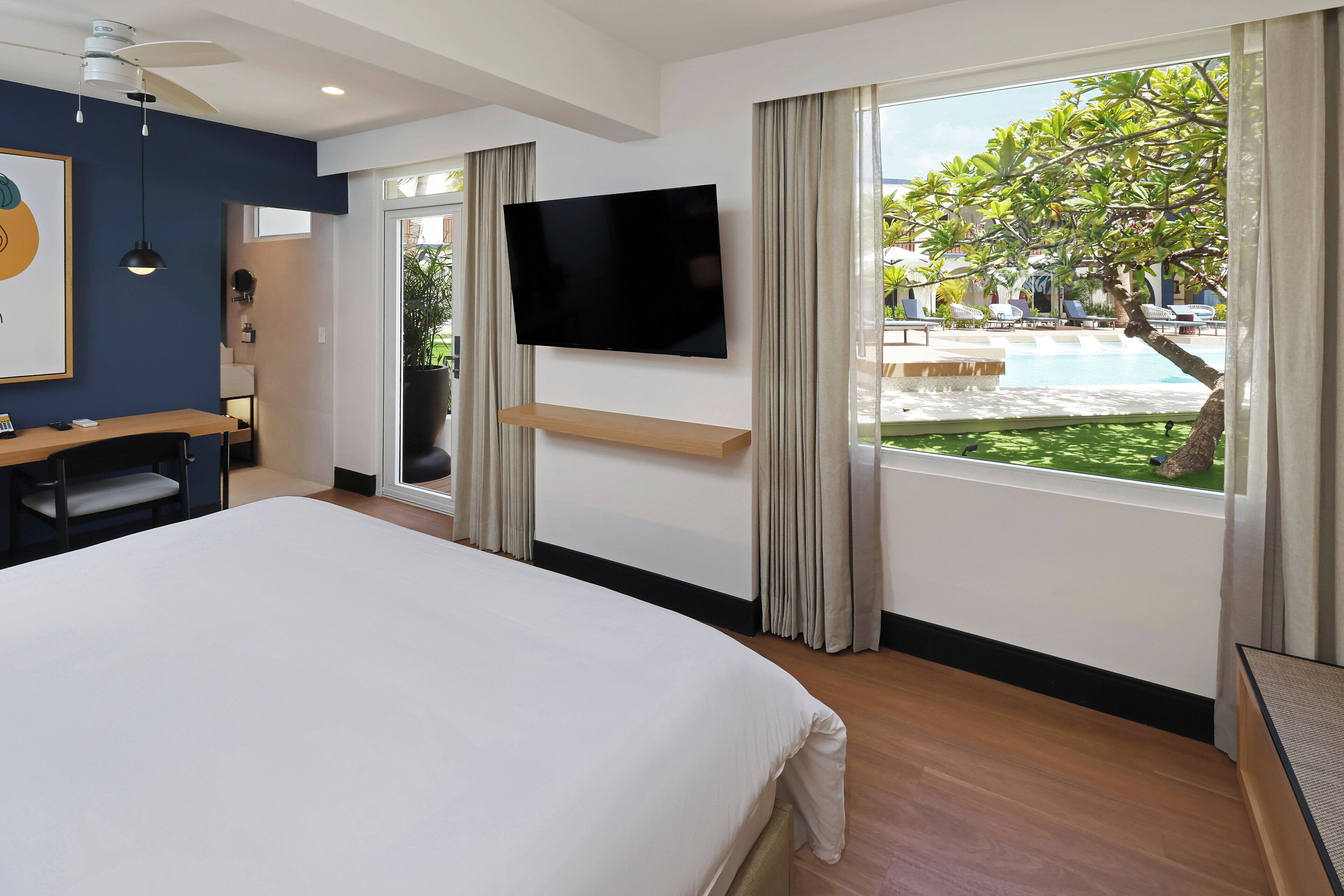 Standardzimmer, 1 King-Bett, Poolblick | Zimmersafe, Schreibtisch, Verdunkelungsvorhänge, Bügeleisen/Bügelbrett