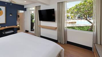 Standardzimmer, 1 King-Bett, Poolblick | Zimmersafe, Schreibtisch, Verdunkelungsvorhänge, Bügeleisen/Bügelbrett