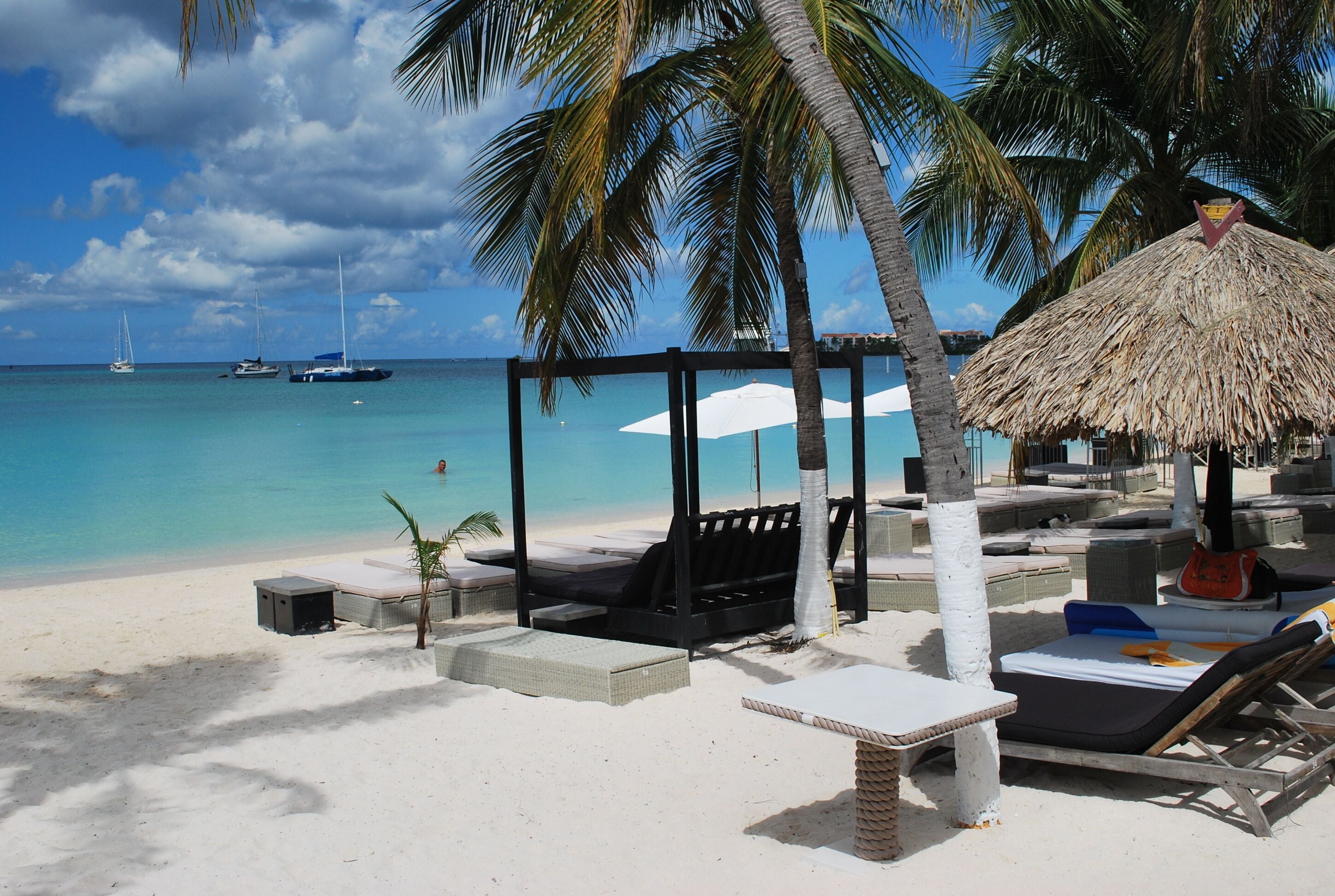 Beach nearby, white sand, scuba diving, 2 beach bars