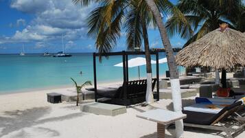 Beach nearby, white sand, scuba diving, 2 beach bars