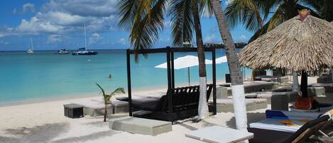 Ubicación cercana a la playa, arena blanca y submarinismo