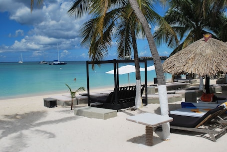Beach nearby, white sand, scuba diving, 2 beach bars