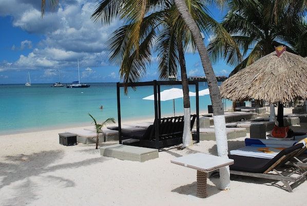 Beach nearby, white sand, scuba diving, 2 beach bars