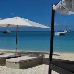 Beach nearby, white sand, scuba diving, 2 beach bars