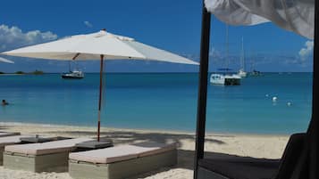 Vlak bij het strand, wit zand, duiken, 2 strandbars