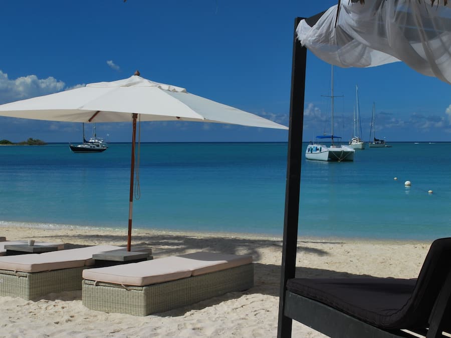 Beach nearby, white sand, 2 beach bars