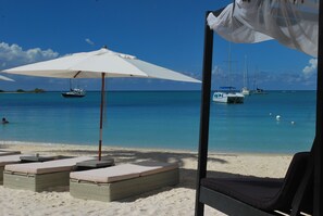 Beach nearby, white sand, scuba diving, 2 beach bars