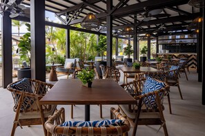 Bar (on property) - voco Surfside Aruba by IHG (Oranjestad)