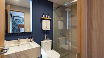 Quarto standard, 2 camas Queen, vista para a cidade | Banheiro | Chuveiro, secador de cabelo, toalhas de banho