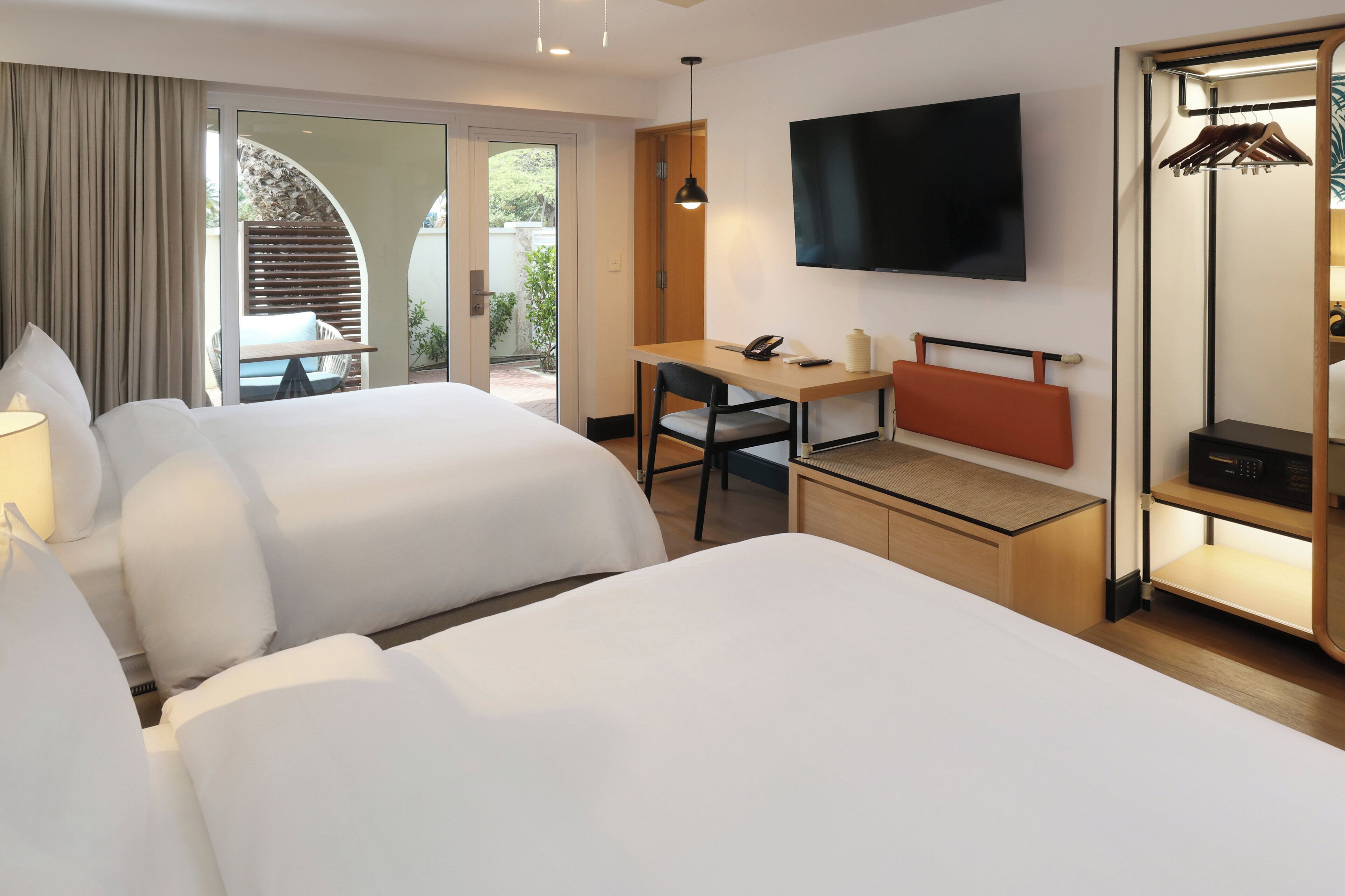 Standardzimmer, 2 Queen-Betten, Stadtblick | Zimmersafe, Schreibtisch, Verdunkelungsvorhänge, Bügeleisen/Bügelbrett