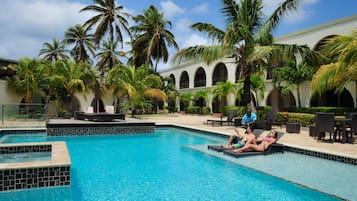 Een buitenzwembad en ligstoelen