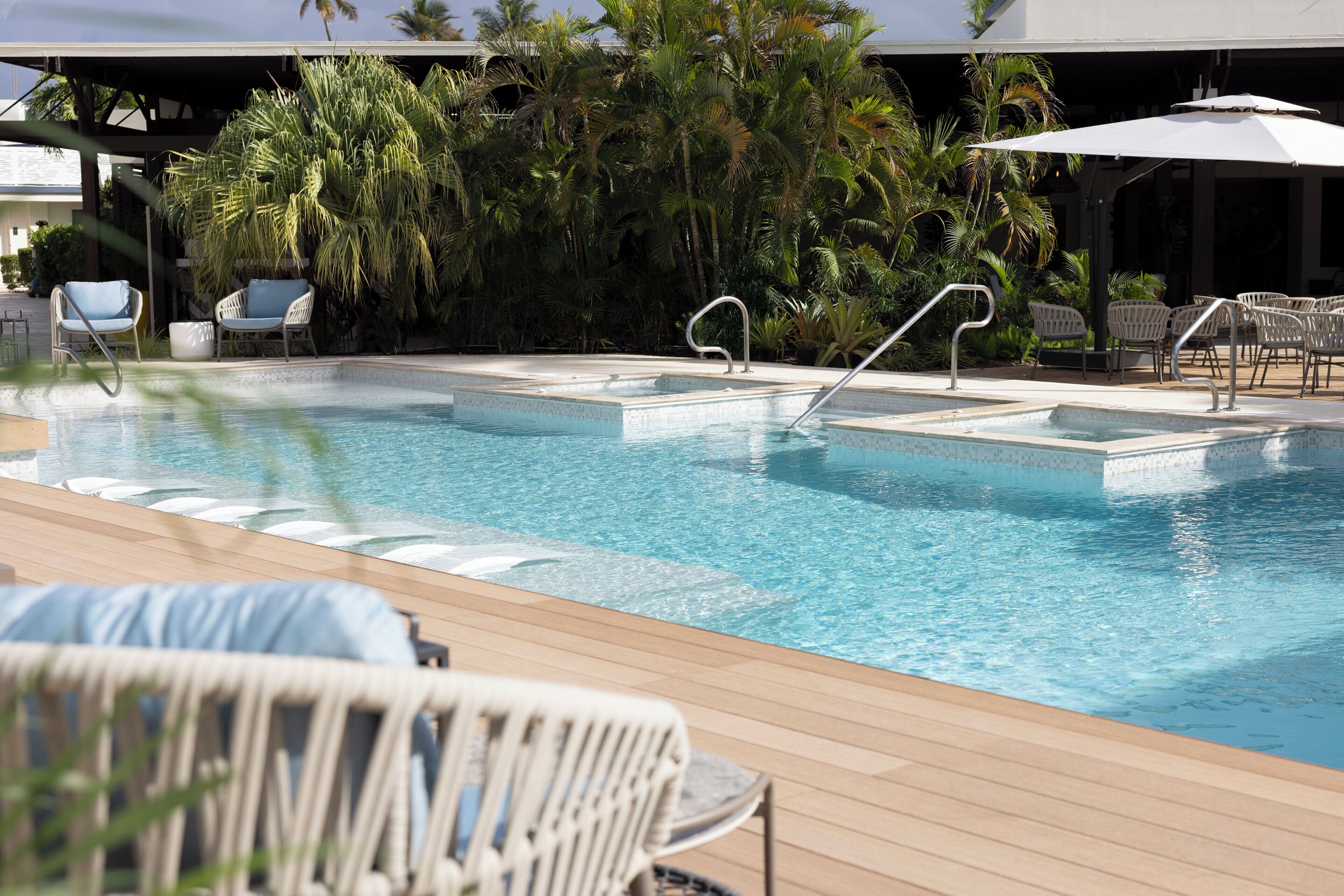 Una piscina al aire libre (de 08:00 a 20:00), tumbonas