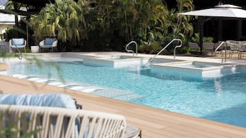 Una piscina al aire libre (de 08:00 a 20:00), tumbonas