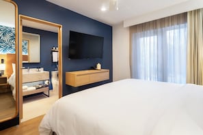 Suite - 1 soveværelse | Pengeskab på værelset, skrivebord, mørklægningsgardiner