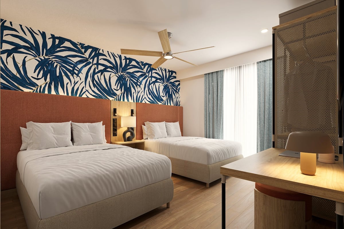 Suite, 2 habitaciones | Caja de seguridad en la habitación, escritorio y cortinas blackout