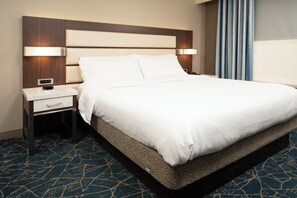 1 King Whirlpool Suite with Pullout Sofa - Hilton Garden Inn Fayetteville Fort Bragg (Fayetteville)