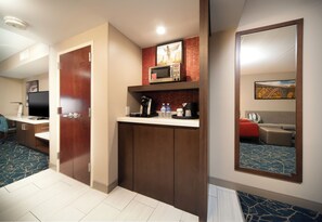 2 Queen Bed 1 Bedroom Suite with Bath Tub & Pullout Sofa | Daunenbettdecken, Schreibtisch, laptopgeeigneter Arbeitsplatz