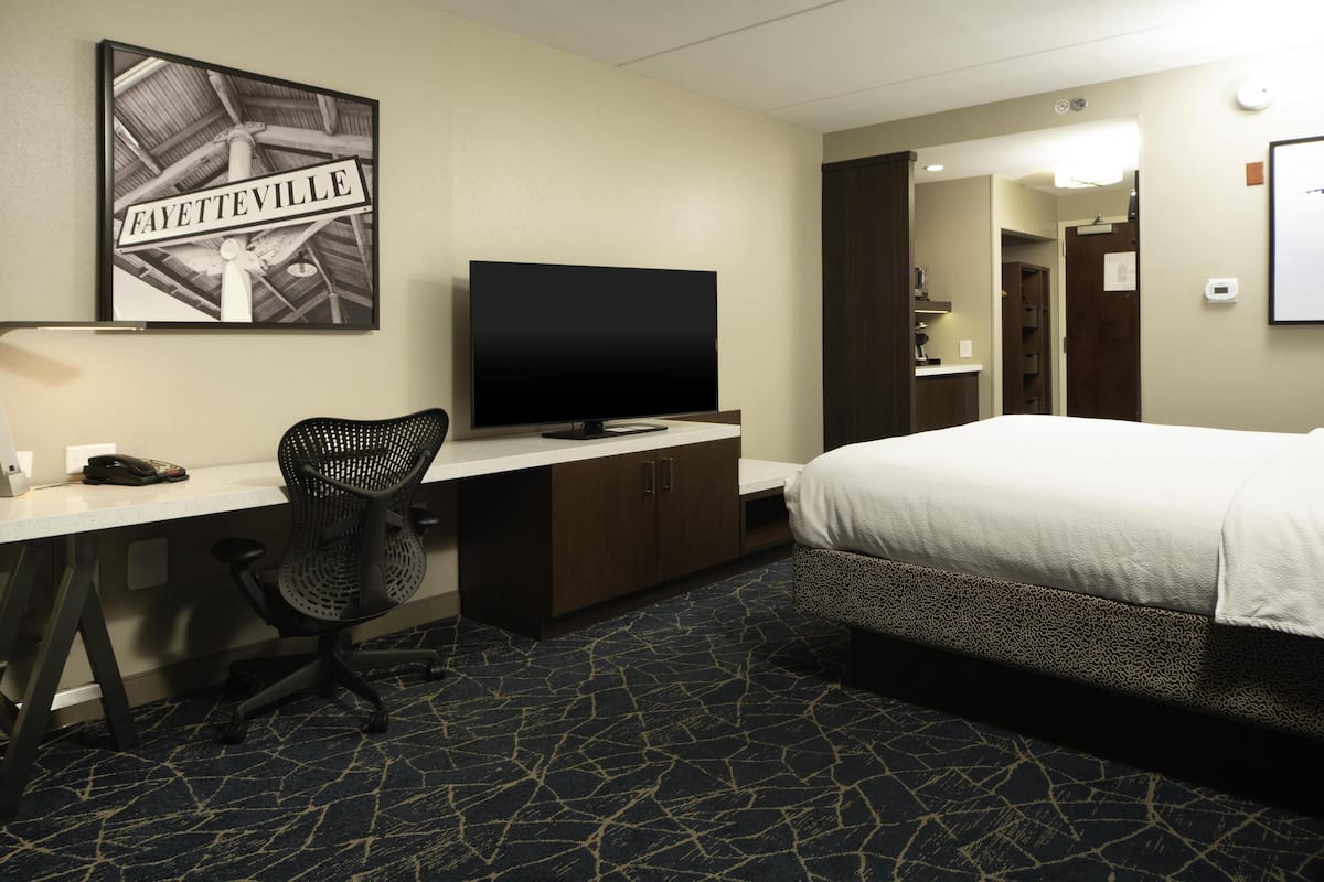 1 King Bed with Lounge Chair | Copriletto in piuma, una scrivania, postazione laptop, insonorizzazione