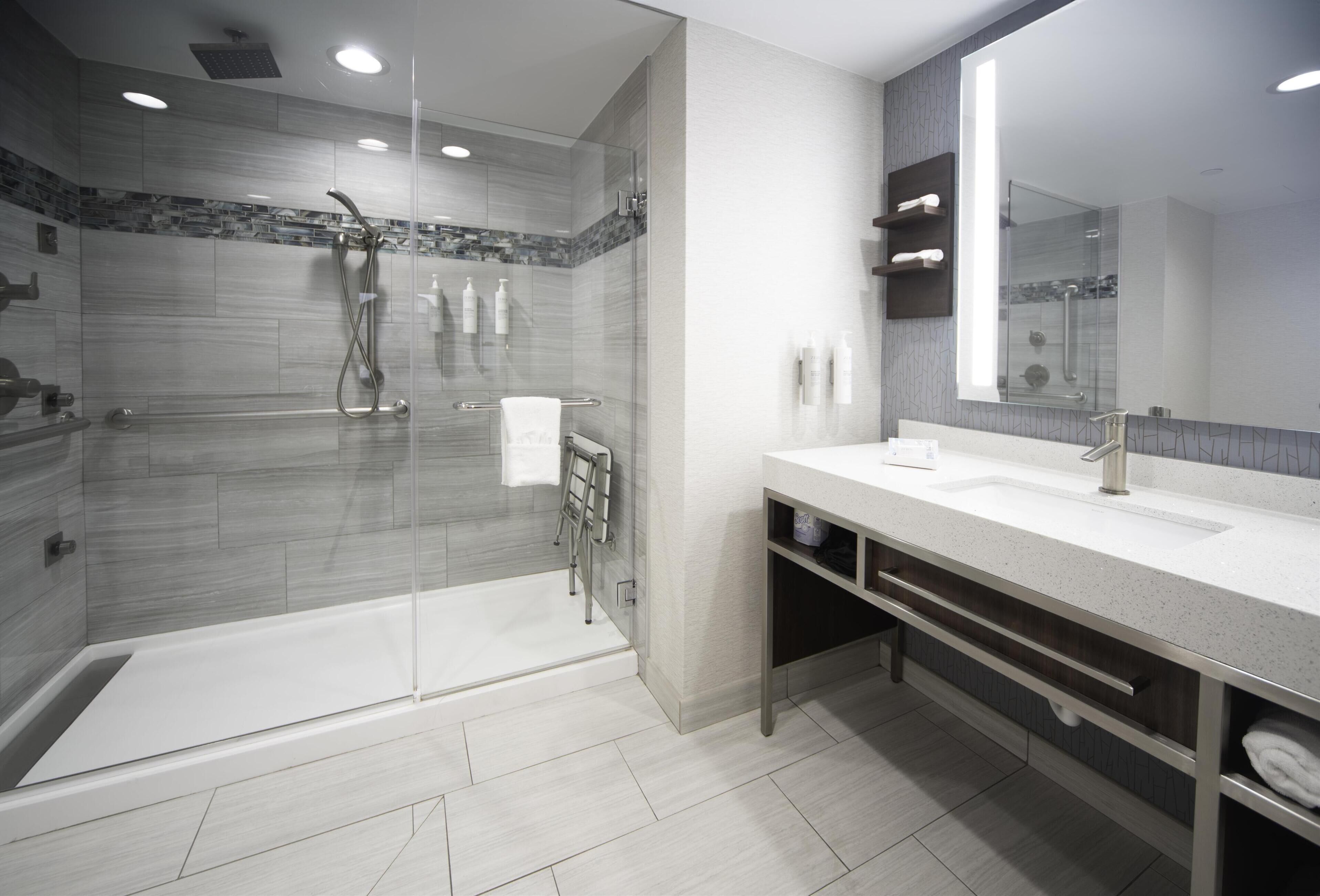1 King Accessible Suite with 3X3 Shower | Badkamer met douche