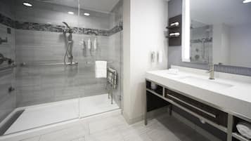 1 King Accessible Suite with 3X3 Shower | Badkamer met douche