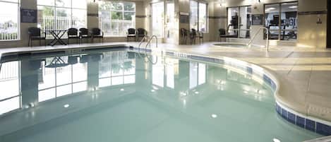 Inomhuspool, öppet 07.00 till 22.00, parasoller och solstolar