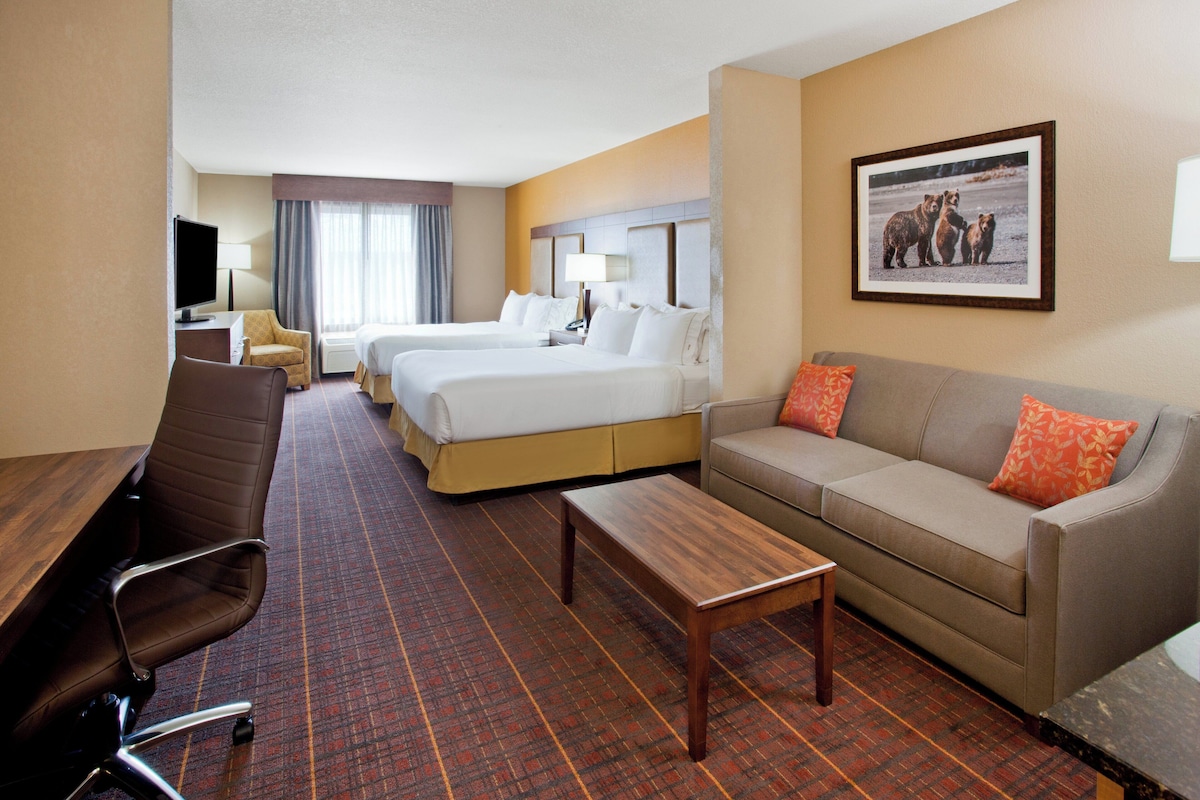 Premium bedding, in-room safe, desk, iron/ironing board