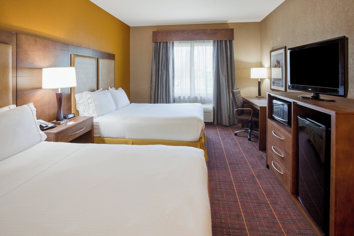 Premium bedding, in-room safe, desk, iron/ironing board