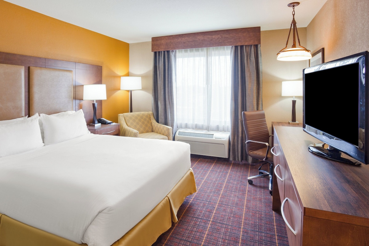 Suite, Multiple Beds | Premium bedding, in-room safe, desk, iron/ironing board