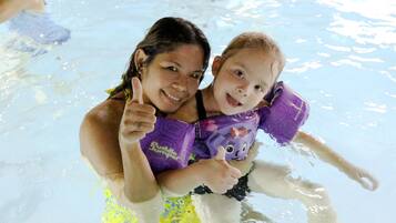 Dos personas en una piscina.