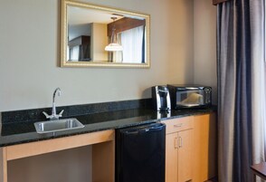 Suite, 1 cama de matrimonio, bañera accesible (Communications) | Cocina privada | Cafetera o tetera, frigorífico y microondas
