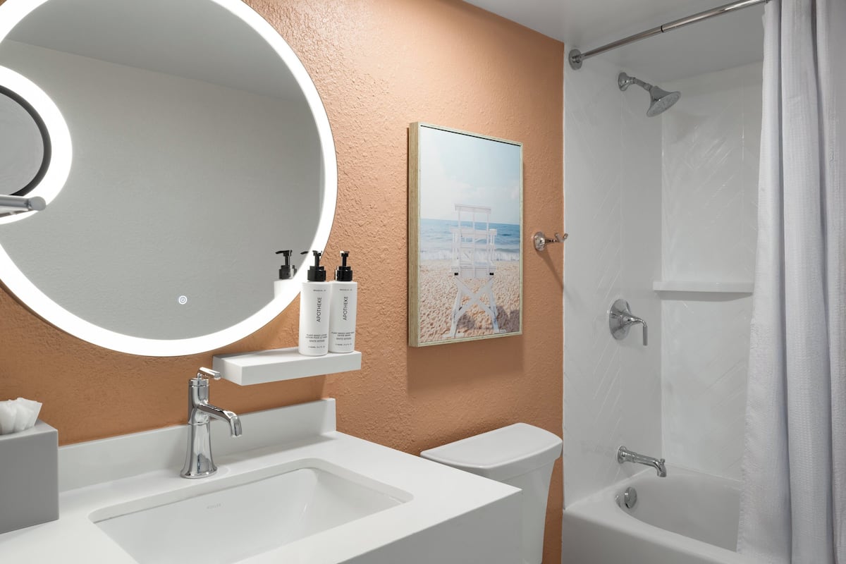 Combined shower/tub, free toiletries, hair dryer, towels