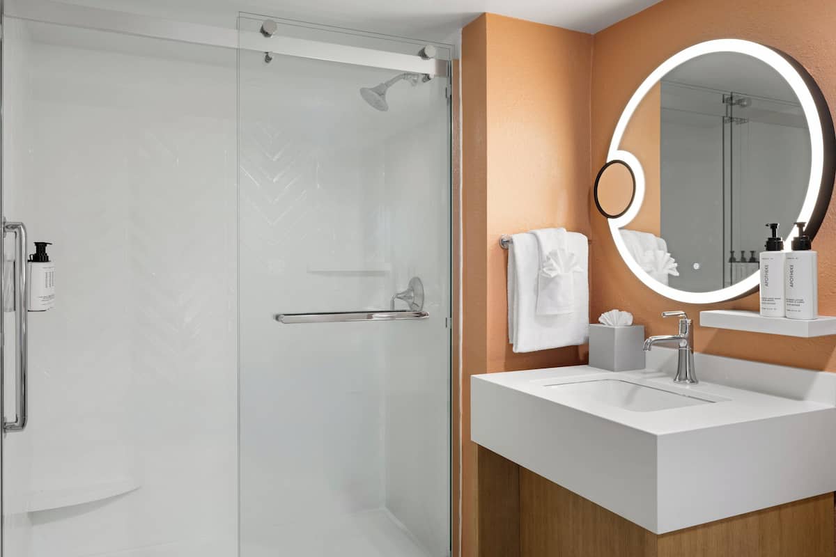 Standard Room, 1 King Bed, City View | Bathroom | Combined shower/tub, free toiletries, hair dryer, towels