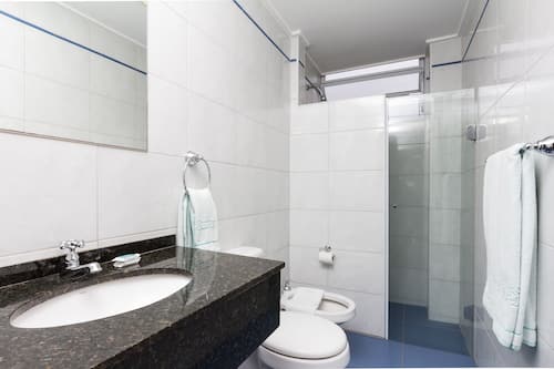 Habitación estándar con 2 camas individuales, 2 camas individuales | Baño | Regadera, regadera tipo lluvia, amenidades de baño gratuitas