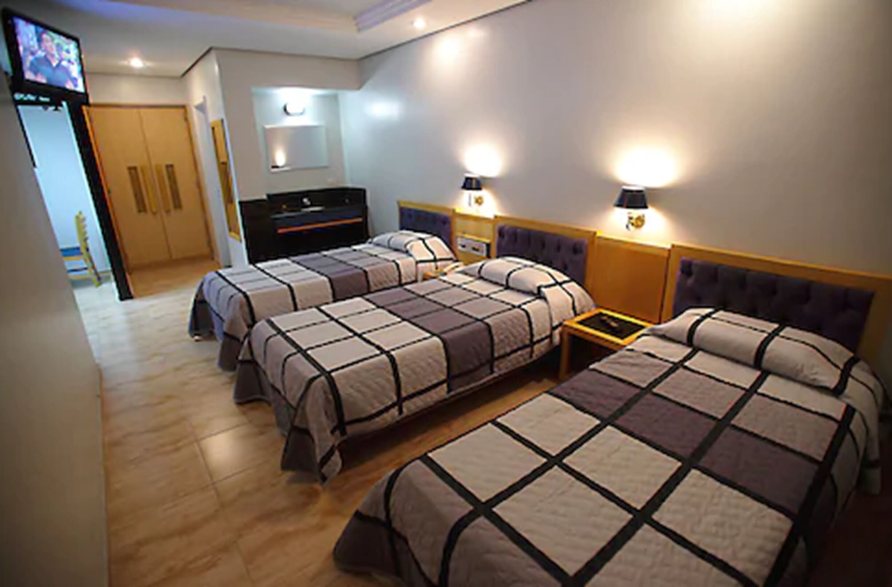 Minibar, värdeförvaringsskåp på rummet och mörkläggningsgardiner